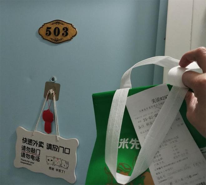 都是点外卖大户操作相当专业门口挂这些牌子贴这些标示的